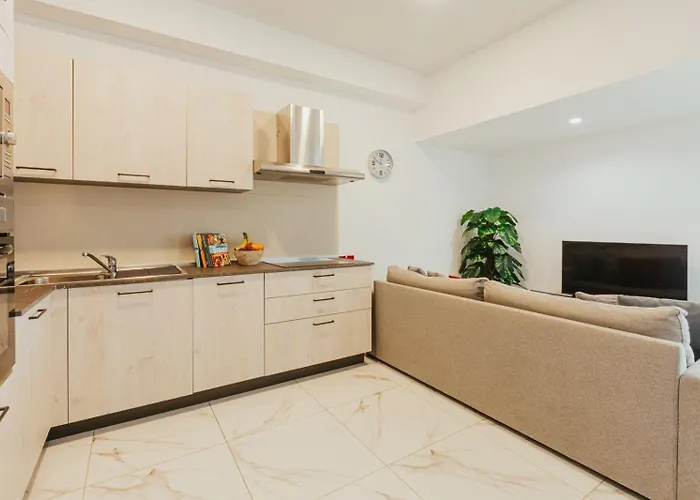 Sea Side Luxurious 2 Bdr *