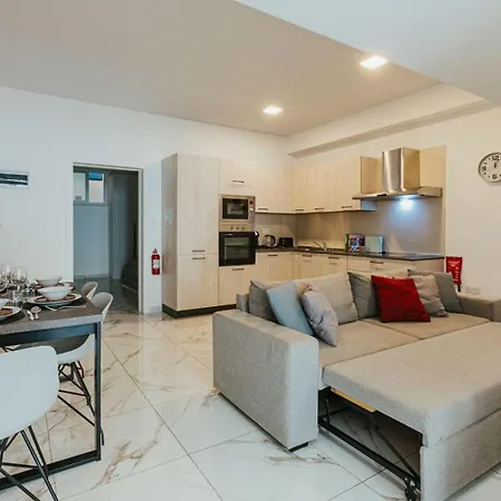 Sea Side Luxurious 2 Bdr Σλιέμα